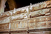 Monastero di Poblet tombe reali nella chiesa, lato sud.